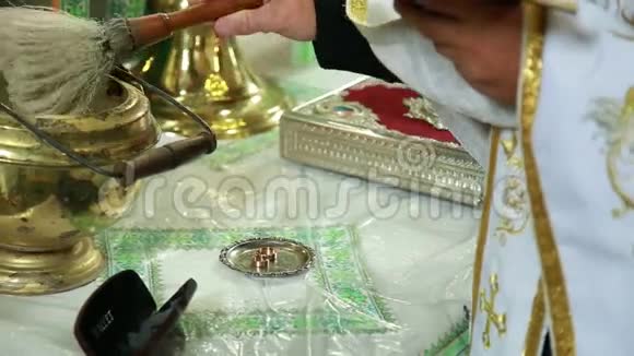 牧师祝福教堂桌子上的结婚戒指视频的预览图