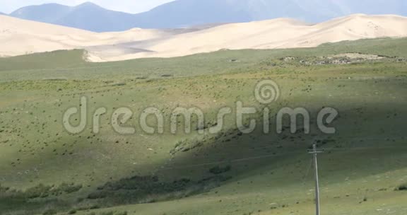 遥远的沙漠和草原风光高原地貌云影翻滚在草原上视频的预览图