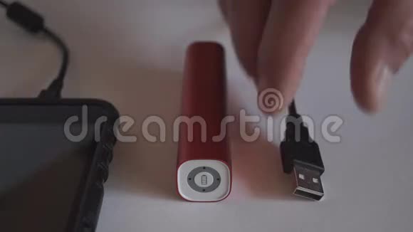 智能手机充电与USB电源银行视频的预览图