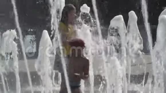 孩子们在喷泉里玩视频的预览图