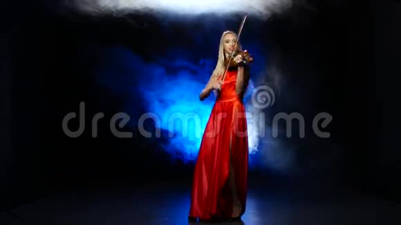 穿红色裙子的女孩在玩小提琴工作室吸烟视频的预览图