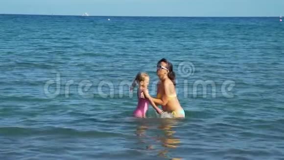 小女孩和妈妈在水里玩视频的预览图