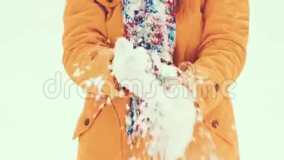 双手戴手套在户外滑雪视频的预览图