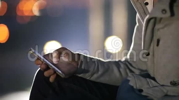 年轻人晚上在城市背景的社交网络上讲话视频的预览图