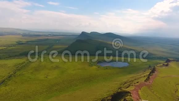 鸟瞰山峦巽基绿野天临雨前喀喀夏共和国俄罗斯视频的预览图