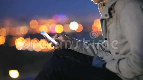 年轻人晚上在城市背景的社交网络上讲话视频的预览图