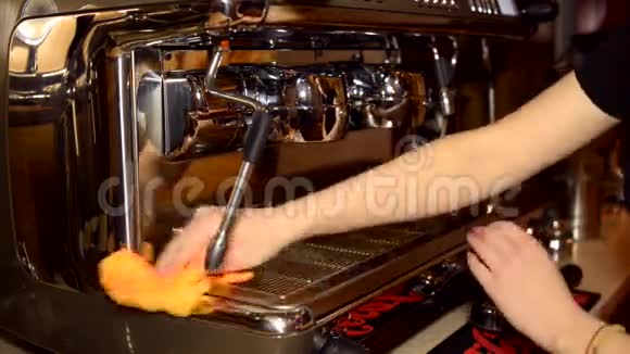 清洗咖啡机的表面视频的预览图