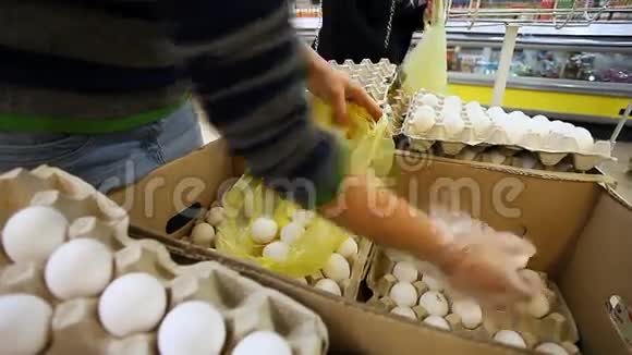 女人在超市买鸡蛋视频的预览图