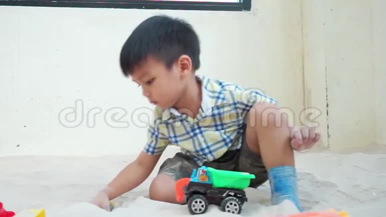 男孩在沙箱里玩教育玩具视频的预览图