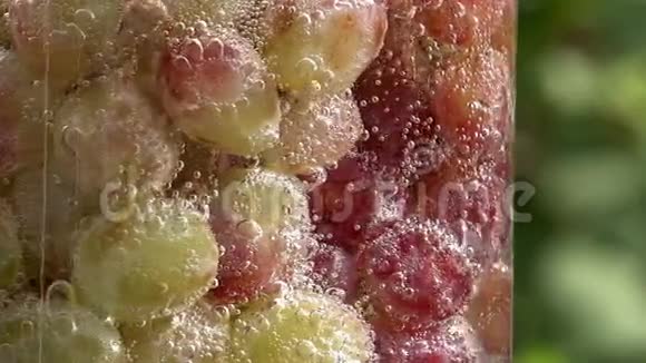 苏打水中的一束葡萄视频的预览图