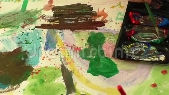 儿童小艺术家绘画手刷彩色水彩艺术视频的预览图