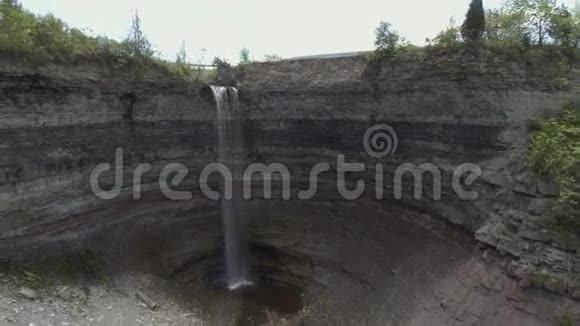 瀑布流过悬崖视频的预览图
