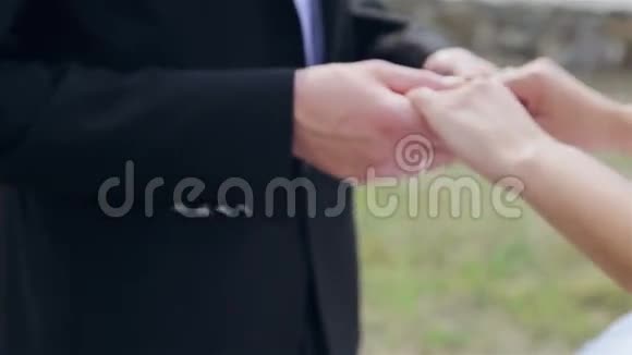 可爱的一对夫妇手里拿着戒指视频的预览图