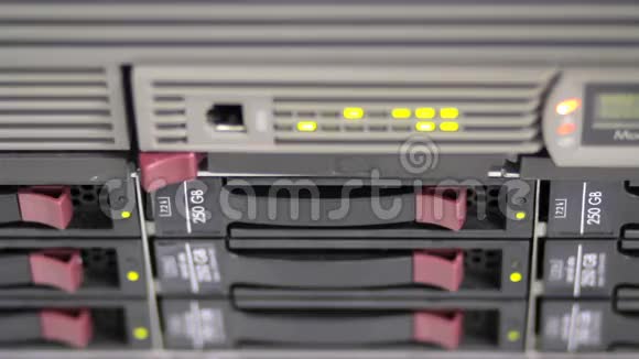 数据中心中带有硬盘的服务器堆栈的闪烁LED视频的预览图