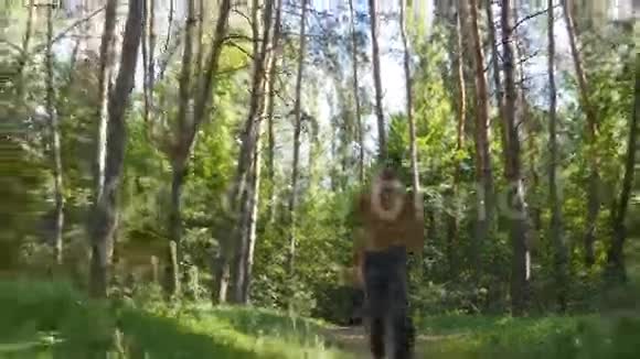 一群年轻的肌肉运动员在森林小径上奔跑活跃的强壮男人在户外训练健康帅气的运动员视频的预览图