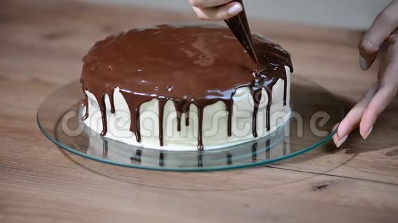 准备节日蛋糕女孩倒了液体巧克力视频的预览图