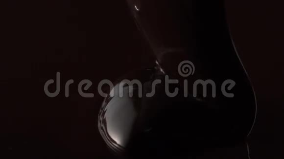 慢速运动桌面黑巧克力旋转视频的预览图