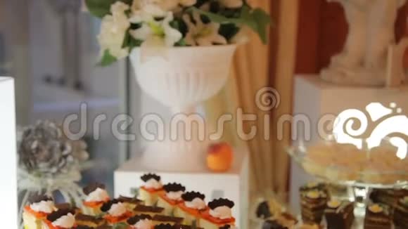 婚礼特写带糖果的自助餐视频的预览图