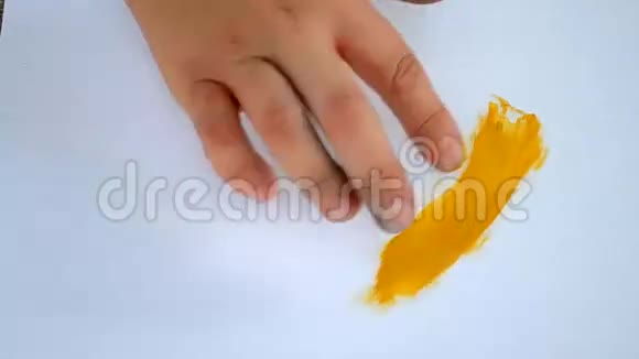 女孩画手指画抽象画视频的预览图