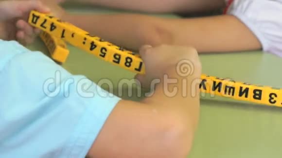 研究数字和字母的儿童的手视频的预览图