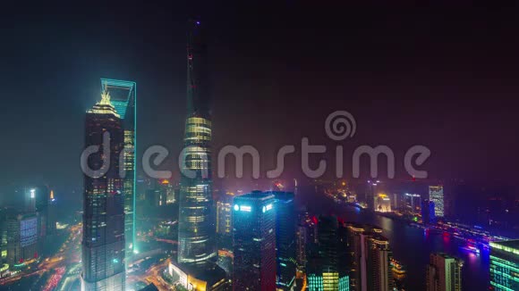 夜晚上海城市市中心建筑屋顶全景4k时间流逝视频的预览图