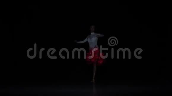 迷人的女孩舞蹈元素伦巴黑暗的背景慢动作视频的预览图