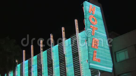垂直霓虹灯酒店标志视频的预览图