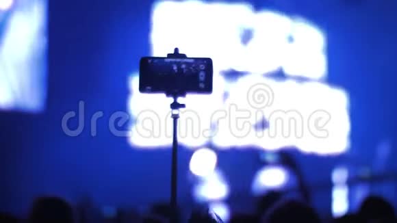 用手机拍摄音乐会视频的预览图