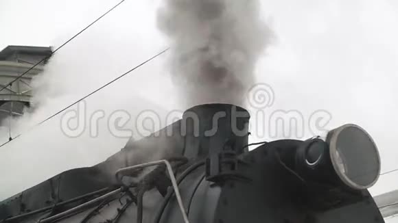 旧的黑色机车实时蒸汽吸烟视频的预览图
