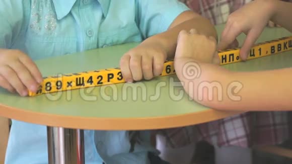 研究数字和字母的儿童的手视频的预览图