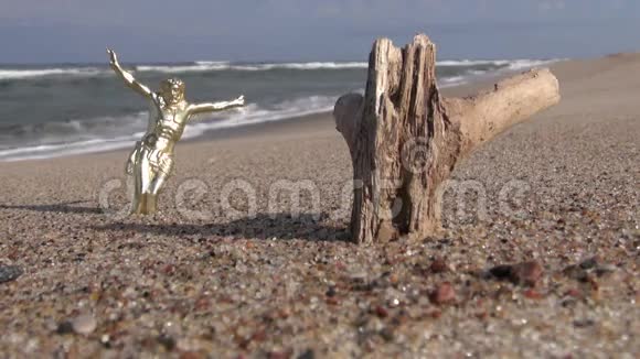 在海滩上没有十字架和木头的耶稣基督视频的预览图