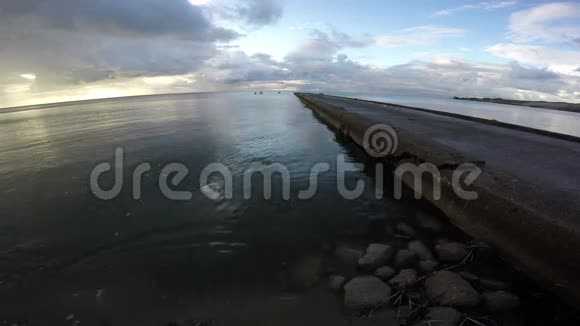上午景观与水泥码头在库洛尼亚泻湖沙丘4K视频的预览图