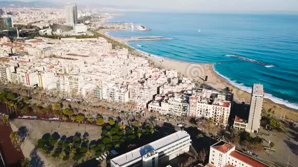 海边现代城市的俯视图库存阳光明媚的一天海滩上美丽的城市视频的预览图