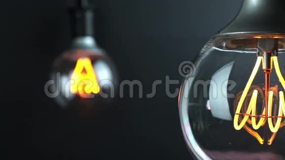 复古灯泡内置led技术可改变背景中的复古灯泡节能视频的预览图