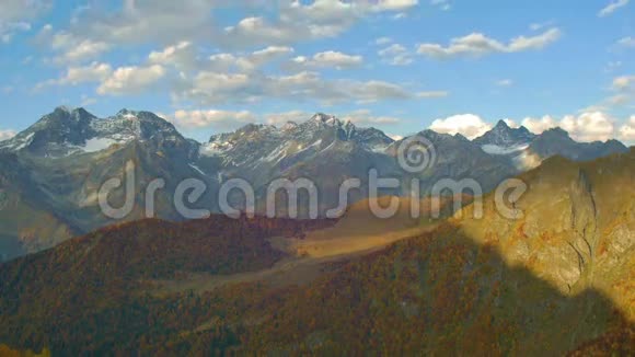 黄金山雪顶和红林的时间推移云影显示出解脱视频的预览图