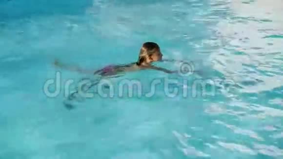游泳池里的女孩子视频的预览图