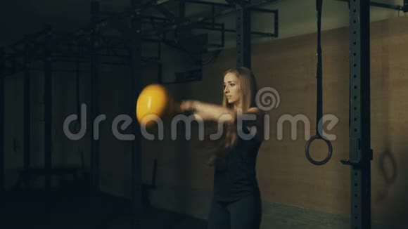在健身房用哑铃训练美丽的年轻女子视频的预览图