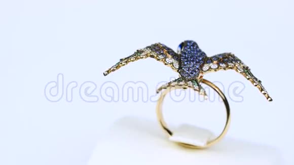 白色背景上戴着钻石鸟的珠宝戒指视频的预览图