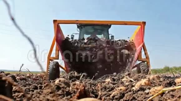 工作中的土豆挖掘机视频的预览图