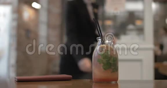 咖啡桌上提供新鲜鸡尾酒和柑橘视频的预览图