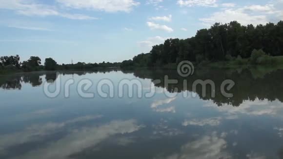 河流和系泊锚杆视频的预览图