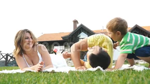 快乐的家庭在阳光明媚的日子里在户外玩得开心视频的预览图