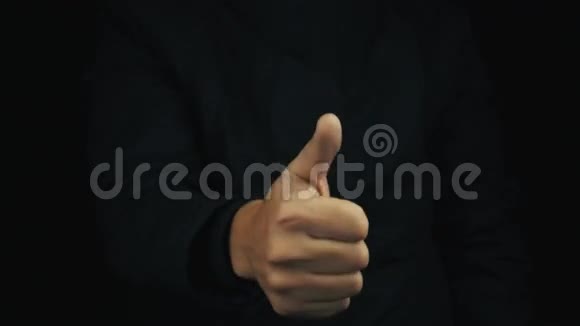 男性手挽长袖夹克批准拇指手势视频的预览图