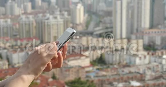 人类使用智能手机的现代城市建筑背景视频的预览图