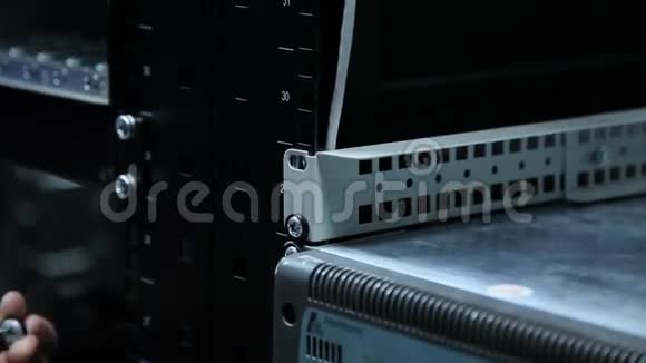 服务器机房安装部件视频的预览图