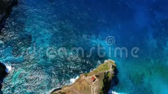 带蓝色海洋的空中景观带石头的岩石海岸线视频的预览图