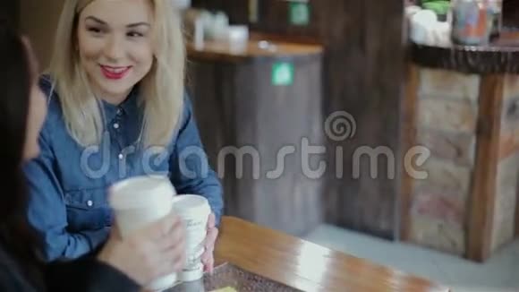 有趣的交流两个女孩在咖啡店视频的预览图