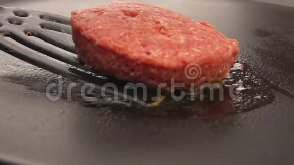 汉堡用厨房铲子在烤架上翻转视频的预览图