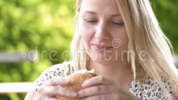 女人吃快餐视频的预览图