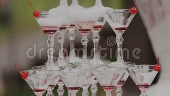 带有利口酒的香槟杯金字塔视频的预览图
